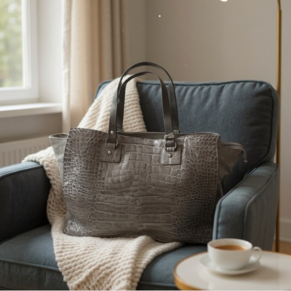 Innuē brand - large grey leather snake skin bag  w/ black handles. 🩶🩶🩶🖤🖤